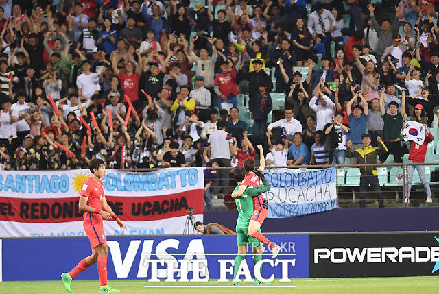 한국이 2-1로 아르헨티나를 누르고 16강 진출을 확정하자 김승우와 송범근이 팬들을 향해 환호하고 있다.