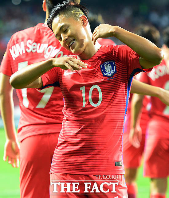 한국 이승우가 전반 선취골을 성공시킨 뒤 팬들 앞에서 춤을 추고 있다.
