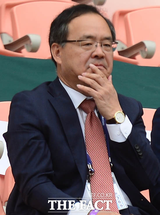 한국 이용수 축구협회 기술위원장이 잉글랜드-기니전을 지켜보고 있다.