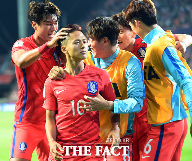 한국 이승우가 전반 선취골을 성공시킨 뒤 팬들 앞에서 세리머니를 하고 있다.