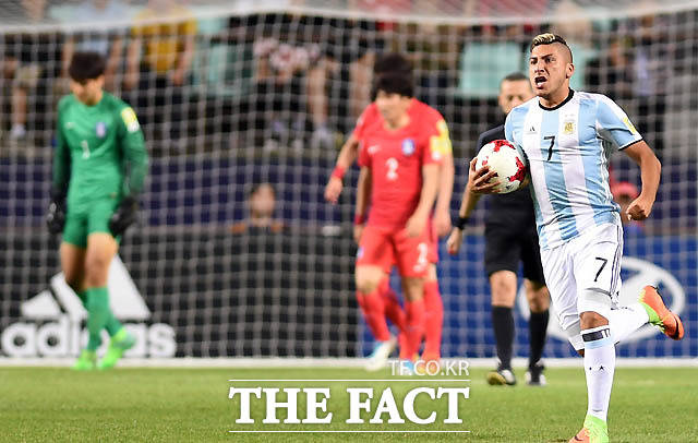 아르헨티나 토레스 후반 골을 성공시킨 뒤 환호하고 있다.