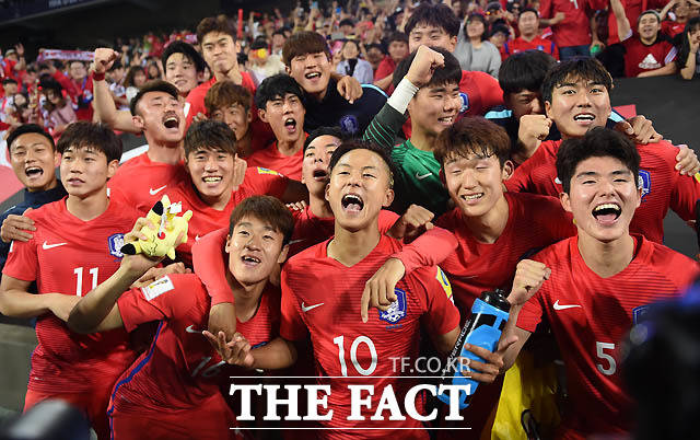 한국이 아르헨티나를 2-1로 꺾고 16강에 진출한 가운데 선수들이 팬들을 배경으로 세리머니를 하고 있다.