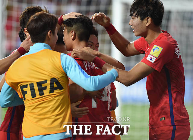 한국 백승호가 1-0으로 리드하던 전반 추가골을 터뜨린 뒤 동료들과 기뻐하고 있다.