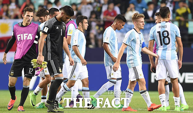 아르헨티나 선수들이 1-2로 패한 뒤 아쉬운 표정으로 경기장을 빠져 나가고 있다.