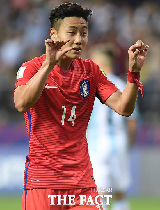 한국 백승호가 1-0으로 리드하던 전반 페널티킥을 성공시킨 뒤 종이를 펼치는 세리머니를 하고 있다.