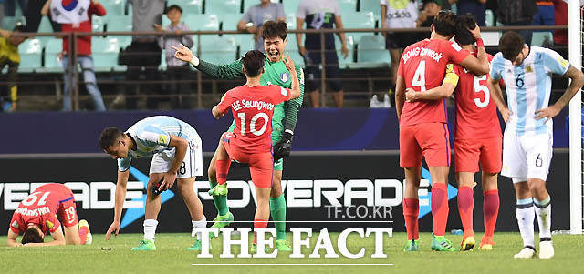 한국이 2-1로 아르헨티나를 누르고 16강 진출을 확정하자 이승우와 송범근이 춤을 추며 기뻐하고 있다.