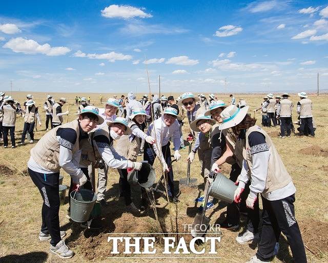 대한항공이 지난 15일에 이어 오는 26일 몽골 바가노르시 사막화 지역에서 임직원 220여 명과 현지주민들이 참여해 나무심기 봉사활동에 나선다고 23일 밝혔다. /대한항공 제공