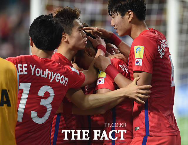 한국 백승호가 1-0으로 리드하던 전반 추가골을 터뜨린 뒤 동료들과 기뻐하고 있다.