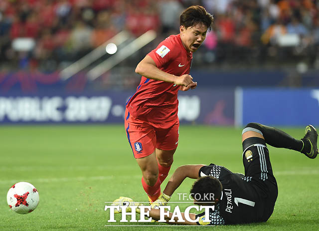 한국 조영욱이 아르헨 문전에서 돌파를 시도했으나 골키퍼 프랑코에게 막히고 있다.