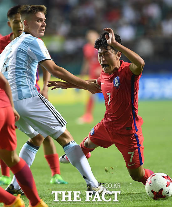 한국 이진현이 아르헨티나 문전으로 돌파를 시도했으나 수비수에 걸려 넘어지고 있다.