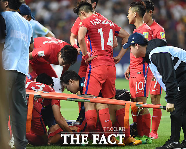 한국 조영욱이 아르헨티나 골키퍼 프랑코와 충돌하며  패널티킥을 얻어낸 뒤 고통을 호소하고 있다.