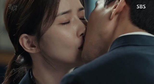 귓속말 1회 남았다! 22일 드라마 귓속말에서 주인공 이보영과 이상윤이 눈물의 키스를 나눴다. /SBS 귓속말 방송화면 캡처