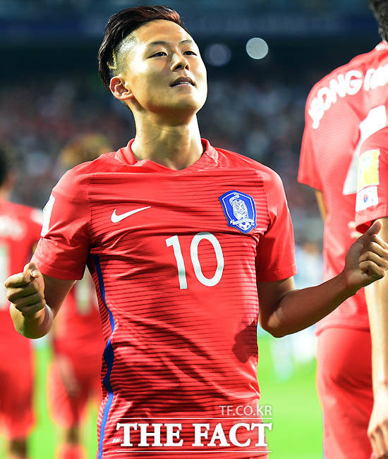 한국 이승우가 전반 선취골을 성공시킨 뒤 팬들 앞에서 세리머니를 하고 있다.