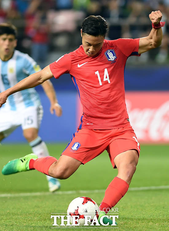 한국 백승호가 1-0으로 리드하던 전반 페널티킥을 성공시킨 뒤 세리머니를 하고 있다.