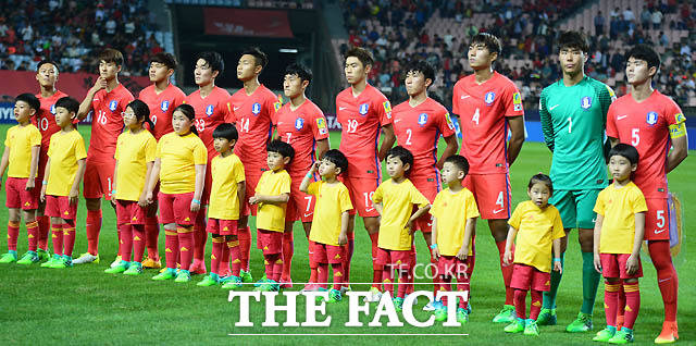 한국 선수들이 경기 전 그라운드에서 애국가 연주를 기다리고 있다.