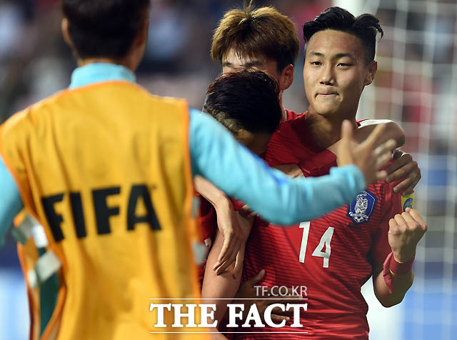 한국 백승호가 1-0으로 리드하던 전반 추가골을 터뜨린 뒤 주먹을 불끈 쥐고 있다.