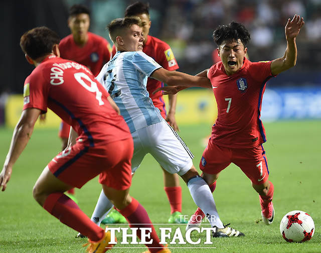 한국 이진현이 아르헨티나 문전으로 돌파를 시도했으나 수비수에 걸려 넘어지고 있다.