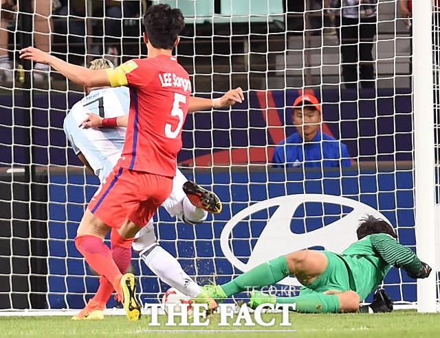 한국이 후반 아르헨티나 토레스에게 골을 허용하고 있다.