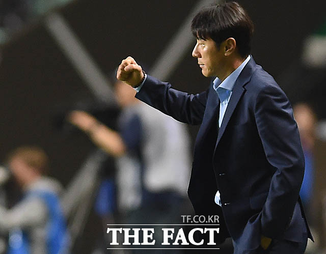 한국이 2-1로 아르헨티나를 누르고 16강 진출을 확정하자 신태용 감독이 주먹을 불끈 쥐고 있다.