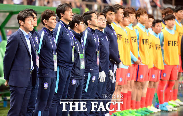 신태용 감독과 코칭스태프, 선수들이 경기 전 긴장된 표정으로 서 있다.