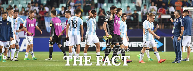 아르헨티나 선수들이 1-2로 패한 뒤 아쉬운 표정으로 경기장을 빠져 나가고 있다.