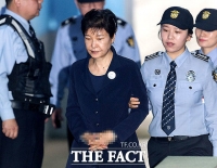  <속보> '미결수' 박근혜, '거친 올림머리-사복 차림' 법정 출두