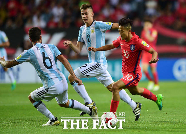 한국의 이승우가 23일 전주월드컵경기장에서 열린 FIFA U-20 월드컵 A조 아르헨티나와 경기에서 드리블하고 있다.