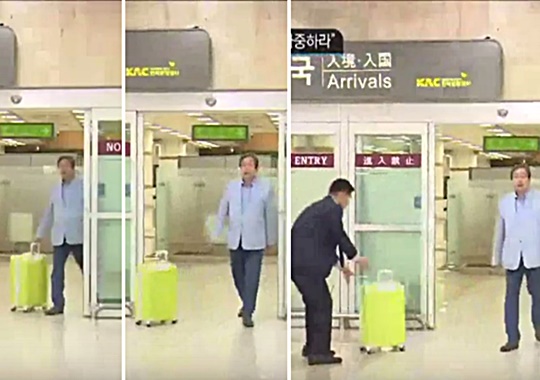 김무성 바른정당 의원이 23일 김포공항을 통해 입국하며 캐리어를 수행원에게 밀어 전달하고 있다. /온라인 커뮤니티