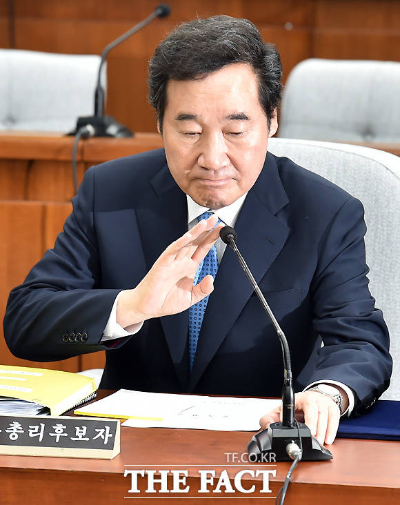 이낙연 국무총리 후보자가 25일 오전 국회에서 열린 국무총리 후보자 임명동의안 심사를 위한 인사청문회에서 이태규 국민의당 의원과 김성원 자유한국당 의원이 대한노인회 법인세 개정안법 대가성 요구 의혹 관련 질의를 하자 참담한 느낌이라며 반박했다. /이새롬 기자