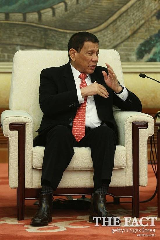 두테르테 필리핀 대통령은 24일 계엄령 확대 실시를 시사하면서 IS를 추종하는 반군을 소탕할 때까지 계엄령이 계속될 것이라고 밝혔다. /게티이미지 제공