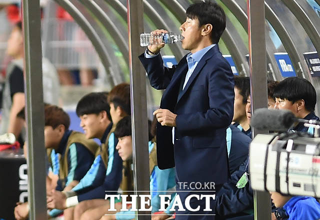 한국 신태용 감독이 경기 중 목을 축이고 있다.