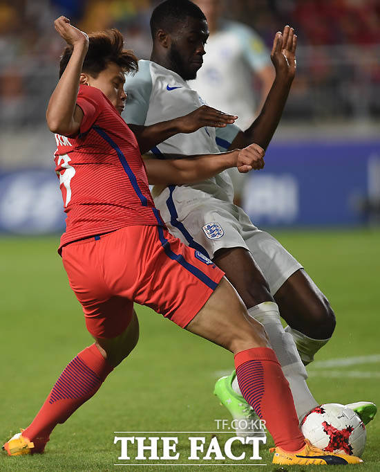 한국 조영욱이 잉글랜드 문전에서 슛을 시도하고 있다.