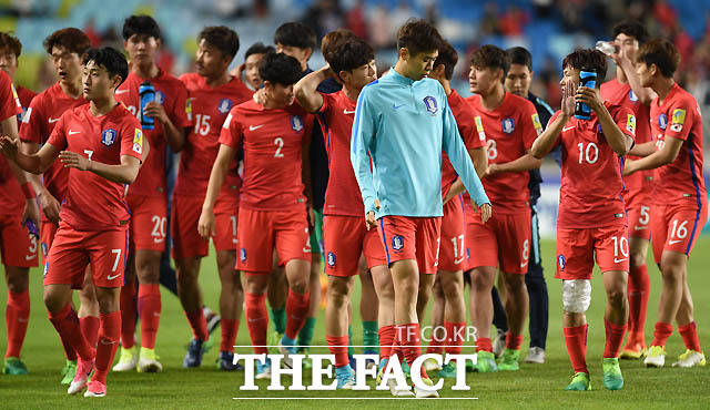 한국이 0-1로 패한 가운데 선수들이 경기 종료 후 팬들에게 인사를 하고 있다.
