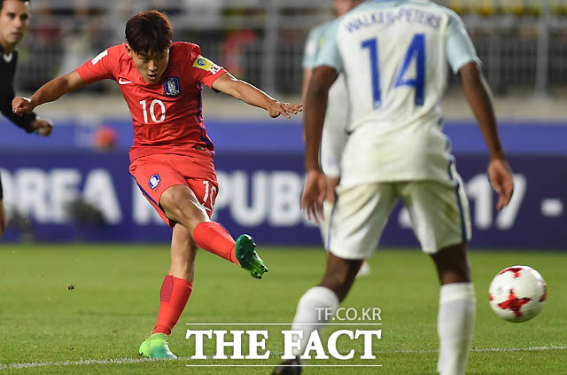 한국 이승우가 잉글랜드 문전에서 강력한 슛을 날리고 있다.