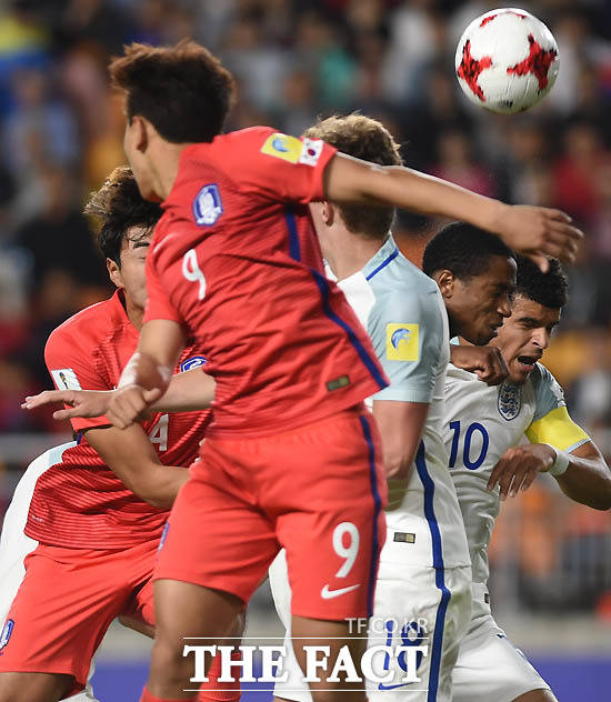 한국 정태욱-조영욱이 잉글랜드 문전에서 헤딩슛을 시도하고 있다.