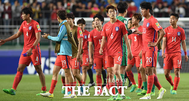 한국이 0-1로 패한 가운데 경기 종료 후 선수들이 경기장을 빠져나가고 있다.