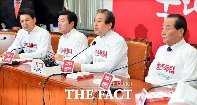 지난해 3월 21일 당시 김무성 새누리당 대표(왼쪽에서 세번째·현 바른정당 의원)가 서울 여의도 국회에서 열린 최고위원회의에 참석해 발언을 하고 있다. /임영무 기자