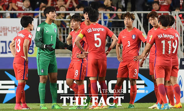 한국선수들이 후반 골을 허용한 뒤 한데 모여서 대화를 나누고 있다.