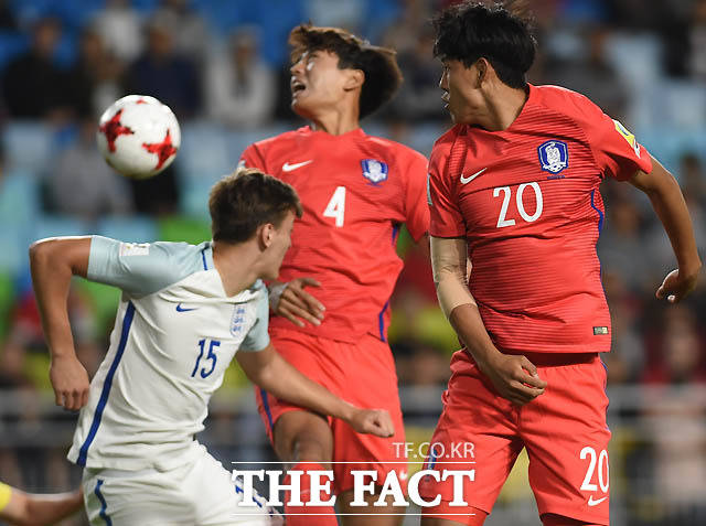 한국 정태욱과 이정문이 잉글랜드 문전에서 헤딩슛을 시도하고 있다.