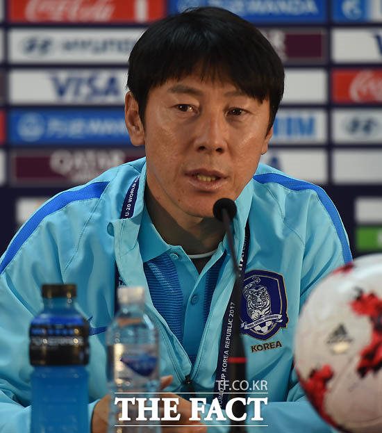 한국-포르투갈 16강전. 이란-포르투갈 경기에서 포르투갈이 승리를 거두면서 C조 2위로 올라섰다. 한국은 30일 포르투갈과 16강전을 치른다. 19일 이번 대회 개막 전 기자회견에서 목표를 밝히는 신태용 감독. /전주=최용민 기자