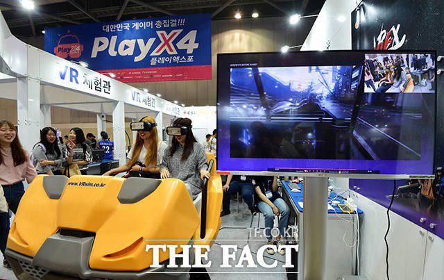 2017 플레이엑스포가 25일 경기도 고양시 킨텍스에서 개막한 가운데 관람객들이 가상현실 게임을 즐기고 있다. /이덕인 기자