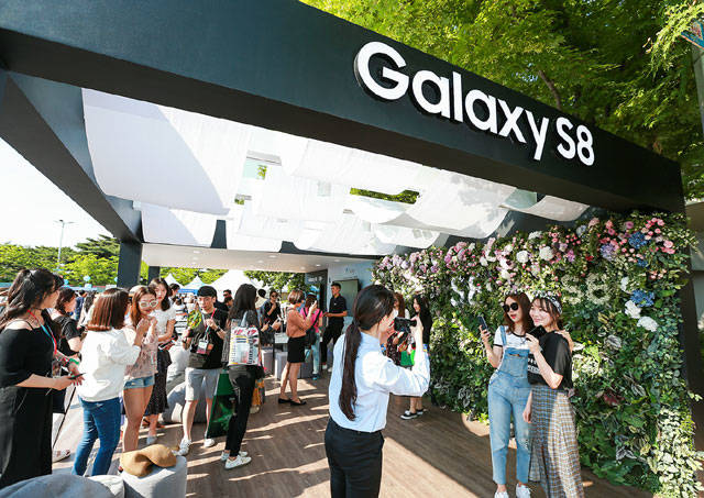 서울 송파구 올림픽공원에서 열린 서울재즈페스티벌 현장을 찾은 방문객들이 갤럭시S8 체험존에서 제품을 체험하고 있다. /삼성전자 제공