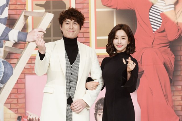 아버지가 이상해 배우 류수영-이유리. 28일 방송된 KBS2 주말드라마 아버지가 이상해에서는 류수영과 이유리(오른쪽)가 극에서 1년 결혼 인턴제 계약서를 작성했다. /KBS 제공