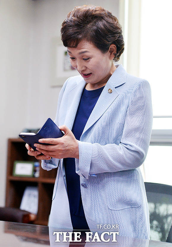 휴대전화 확인에 바쁜 김현미 국토교통부 장관 후보자