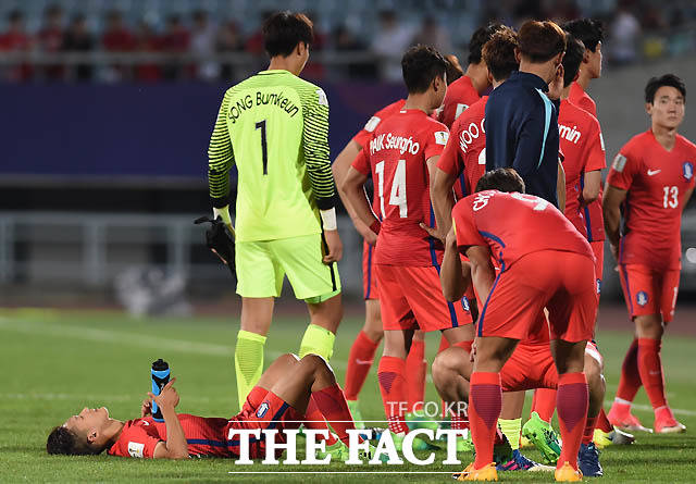 한국이 1-3으로 포르투칼에게 패하며 8강진출이 좌절된 가운데 이승우가 그라운드에  누워 아쉬움을 달래고 있다.