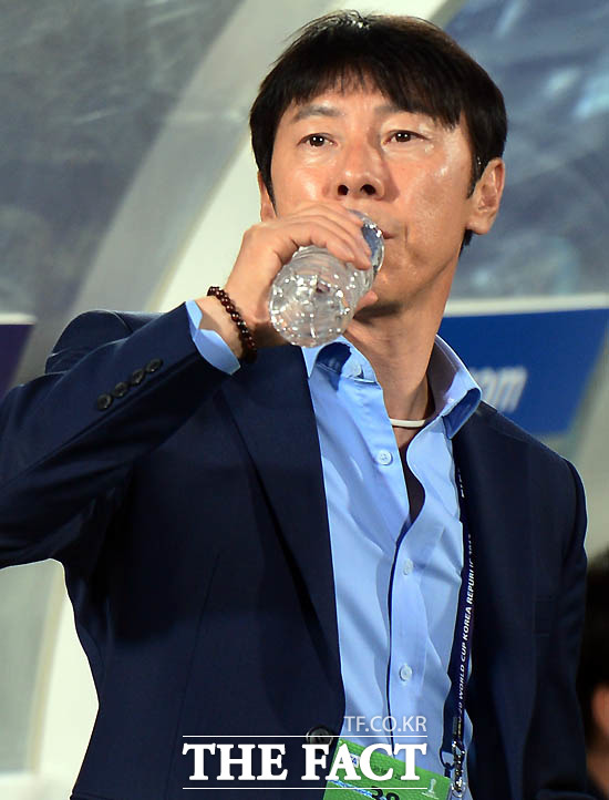 한국 신태용 감독이 경기 전 물을 마시고 있다.