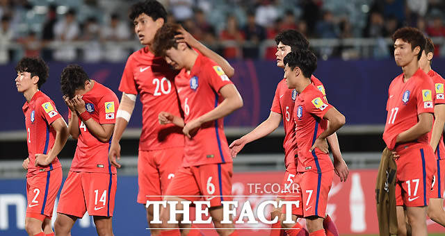 한국이 1-3으로 포르투칼에게 패하며 8강진출이 좌절된 가운데 선수들이 눈물을 흘리고 있다.