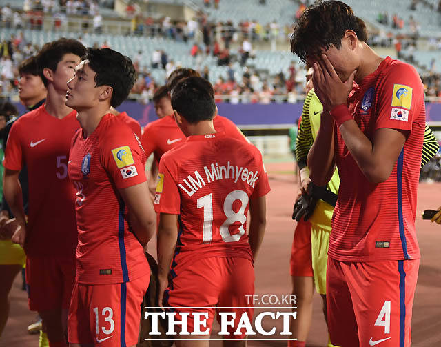 한국이 1-3으로 포르투칼에게 패하며 8강진출이 좌절되 가운데 정태욱이 눈물을 흘리고 있다.