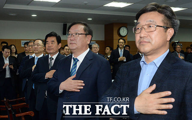 김진표 국정기획자문위원장(왼쪽 세번째)과 자문위원드이 지난 22일 오후 서울 종로구 통의동 금융감독원 연수원에서 열린 국정기획자문위원회 첫 회의에 참석해 국기에 대한 경례를 하고 있다./임영무 기자