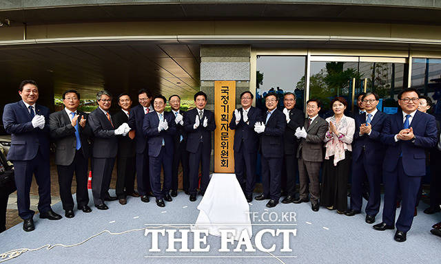 김진표 국정기획자문위원회 위원장(왼쪽 여덟번째)과 홍남기(일곱번째), 김태년(아홉번째) 부위원장을 비롯한 위원회 관계자들이 지난 22일 서울 종로구 금융감독원 연수원에서 열린 국정기획자문위원회 출범식에서 현판을 제막하고 있다./임영무 기자